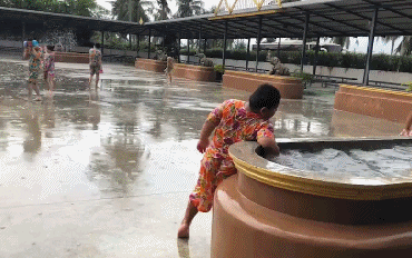 对面那小子你给我站住、儿童gif搞笑图片