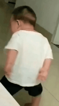 父亲是孩子的好榜样儿童gif搞笑图片