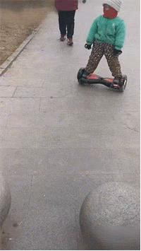 现在的小朋友都这么会玩平衡车，而我却不会儿童gif搞笑图片