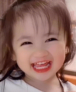 小家伙好可爱呀儿童gif搞笑图片