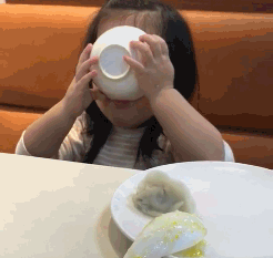 看看我的水饺被偷吃没儿童gif搞笑图片