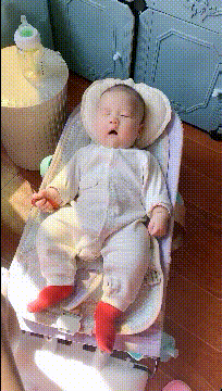 小家伙很享受呀儿童gif搞笑图片