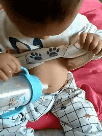 小朋友这是在研究如何更快的喝奶儿童gif搞笑图片