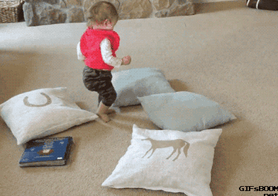 小孩：还敢挑衅我，我坐死你儿童gif搞笑图片