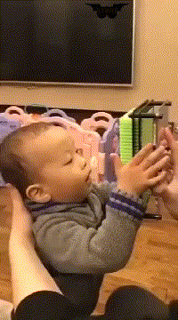 自己的快乐以往都是建立在别人的痛苦之上的儿童gif搞笑图片