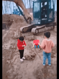 就只是让你填一把土，没让你填坐坟儿童gif搞笑图片