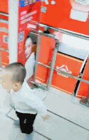 我说这熊孩子要干嘛呢，原来是要干坏事儿童gif搞笑图片