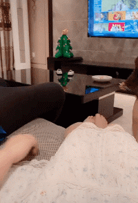 走开这是我的腿儿童gif搞笑图片