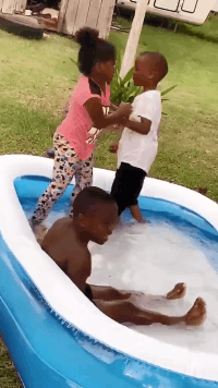 当你得罪女孩的时候你就已经完了儿童gif搞笑图片