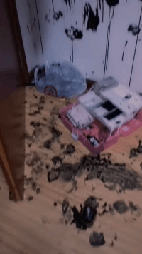 孩子，你妈妈回家你猜会怎么样儿童gif搞笑图片