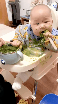 孩子，你妈咪给你吃了什么儿童gif搞笑图片