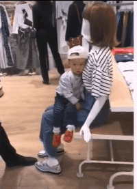 娃：挖槽，我刚才舔了半天原来认错人了儿童gif搞笑图片