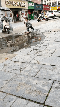 小朋友玩水很心切，摔得也很惨儿童gif搞笑图片