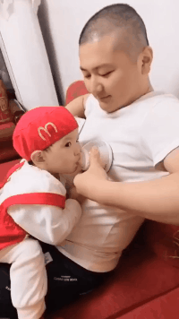 这个男人又当爹又当妈，真不容易呀儿童gif搞笑图片