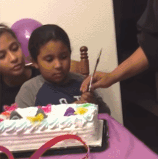 儿子你闻闻这蛋糕儿童gif搞笑图片