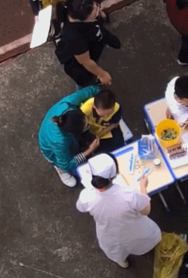 是不是像你们小时候一样吓的满操场跑儿童gif搞笑图片