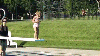 这是关键时刻推你一把的人儿童gif搞笑图片