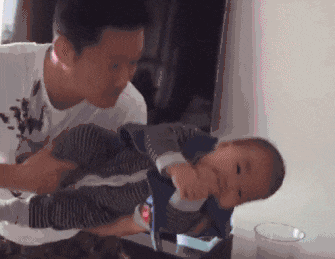 生孩子就是拿来玩的嘛儿童gif搞笑图片