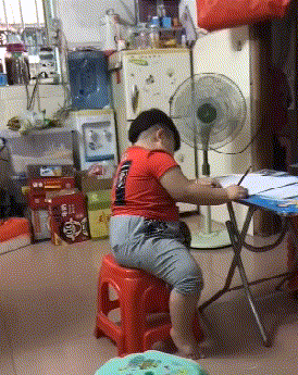 这孩子真爱学习，都学睡着了儿童gif搞笑图片