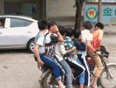 下次记得抱紧点儿童gif搞笑图片