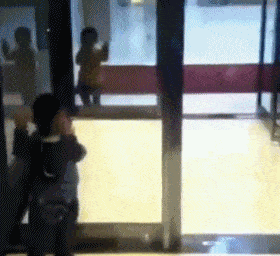 对面的小妹妹哥哥马上就过来儿童gif搞笑图片