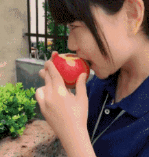 小妹妹的嘴像推土机一样儿童gif搞笑图片