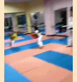 小女孩：敢打劳资，给劳资死儿童gif搞笑图片