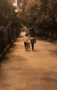 好朋友一起散步儿童gif搞笑图片