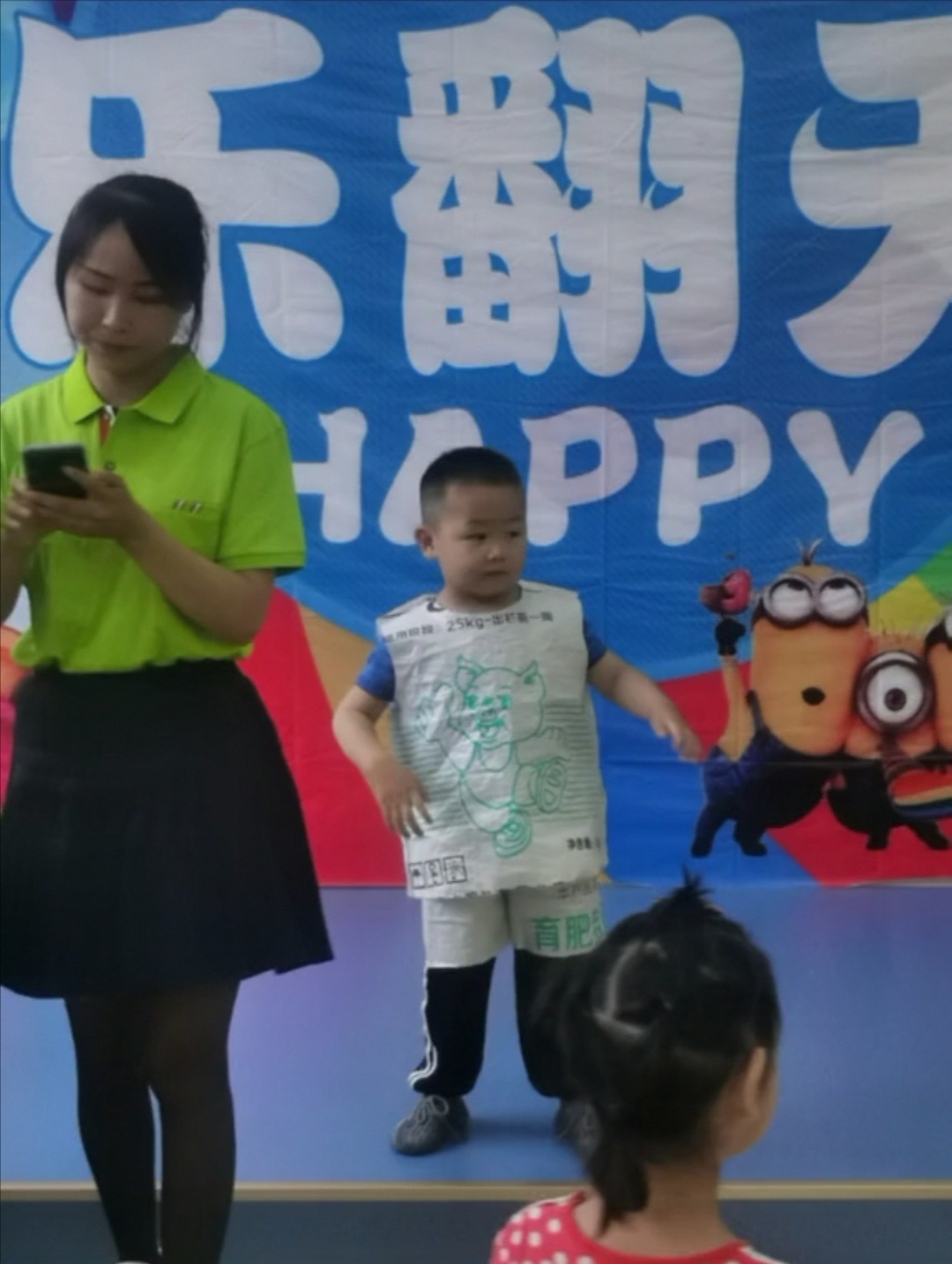 小朋友的六一环保走秀衣服儿童gif搞笑图片