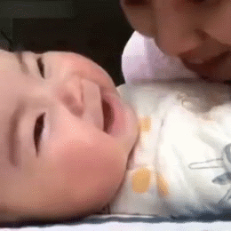 同样的方法逗宝宝开心，面对妈妈和爸爸差别咋就这么大呢儿童gif搞笑图片