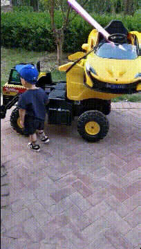 有些人一出生就超越我们好几年儿童gif搞笑图片