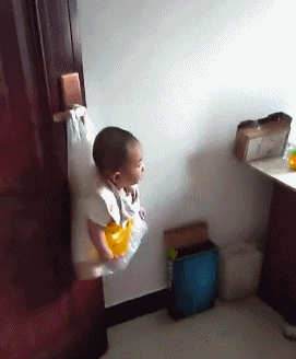 爱玩游戏的老公带娃的方式儿童gif搞笑图片