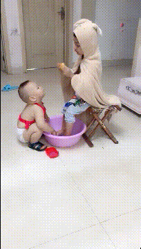 有了二胎后家里的地位明显就上来了呀儿童gif搞笑图片