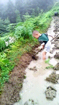 从小就学会了自力更生儿童gif搞笑图片