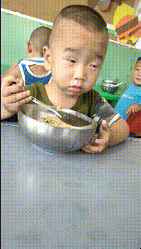 孩子，昨晚是不是通宵去看动画片了儿童gif搞笑图片