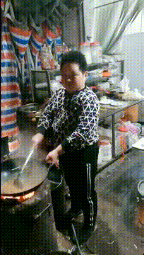 看了这小伙我直接把我弟从床上提下来了儿童gif搞笑图片