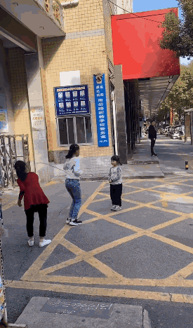 像极了当时玩游戏的我儿童gif搞笑图片