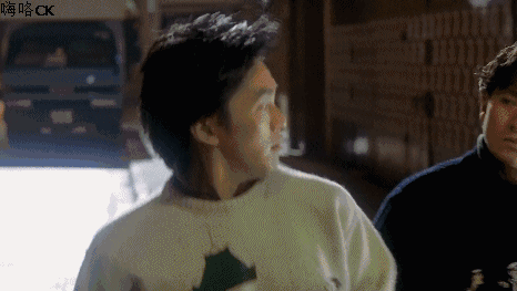 这不仅仅是六亲不认的步伐明星gif搞笑图片