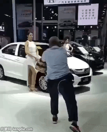 大爷就是牛！用手机拍车模搞笑gif动态图片gif动态gif搞笑图片