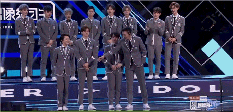 人生就像一杯水，孤独，孤独，孤独，一辈子就完了。gif动态gif搞笑图片