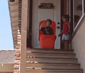 小孩子现在都这样玩了嘛gif动态gif搞笑图片