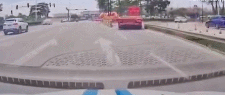 内轮差的可怕之处，各位遇到还是尽量一脚油躲开它，而不是原地等gif动态gif搞笑图片