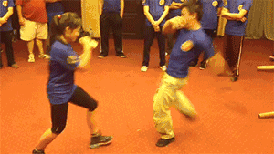 一招制敌，女孩学点防身技术真的很有用!gif动态gif搞笑图片