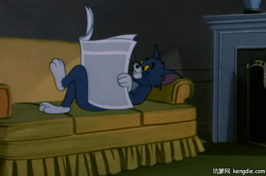 汤姆猫咪躺在沙发上看报纸gif动态图片gif动态gif搞笑图片