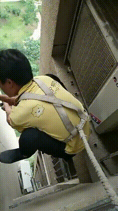 高层装空调惊险一幕 成年人谁又不是这般呢？gif动态gif搞笑图片