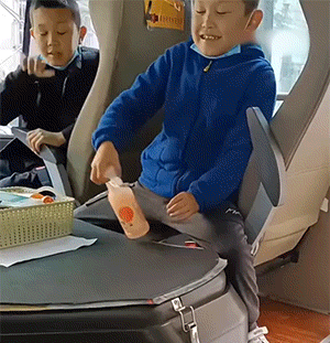 小孩子与瓶子的搞笑视频gifgif动态gif搞笑图片