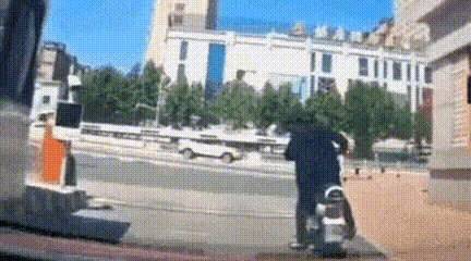 自杀式碰瓷视频 直接来何必兜兜转转gif动态gif搞笑图片