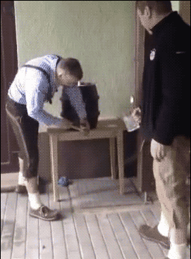 2个基友的帮助GIF动图gif动态gif搞笑图片