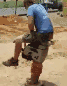 哥们，震得这么厉害，我觉得你蛋黄都要散了吧GIF动图gif动态gif搞笑图片