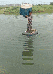 没船一样过河gif动态gif搞笑图片